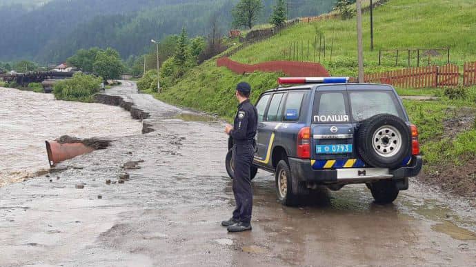 Через паводки на Буковині і Прикарпатті оголосили надзвичайні заходи безпеки