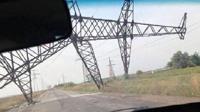 Pylon between Zaporizhzhia NPP and Crimea collapses in Kherson Oblast