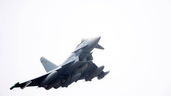 Британия второй день подряд поднимает истребители из-за, вероятно, военных самолетов РФ