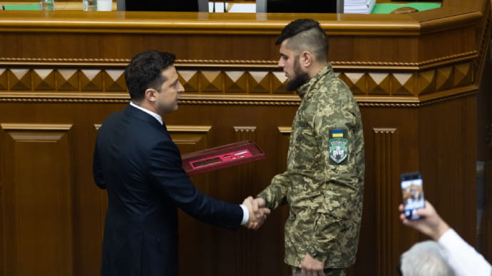 Зеленский присвоил звание Героя Украины добровольцу Правого сектора