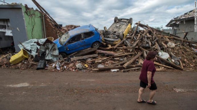 Последствия торнадо в Чехии: появилось видео разрушенных сел