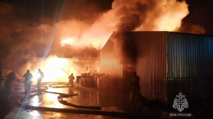 В Омске более полусуток тушили крупный пожар на складе