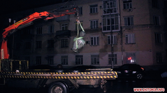 Пушкінопад: у Житомирі демонтували погруддя російського поета