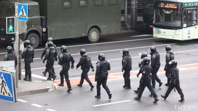 В Минске силовики разгоняют митингующих слезоточивым газом