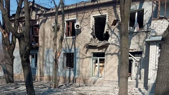 Луганщина: росіяни обстріляли школу і станцію швидкої