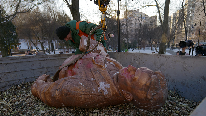Мінкульт дозволив демонтаж пам'ятників Чкалову та Ватутіну в Києві: першого вже знесли