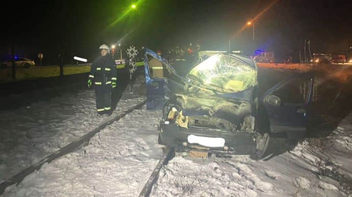 На Прикарпатті авто зіткнулося з пасажирським потягом, є постраждалий