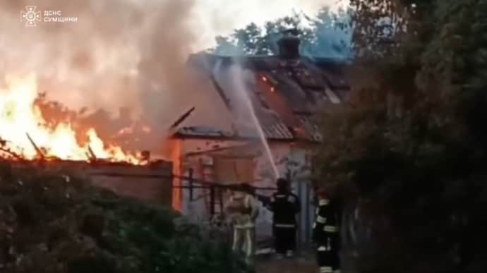 Росіяни вдарили повторно по Сумщині, коли рятувальники гасили пожежу