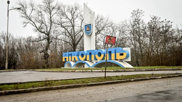 Поранений чоловік і потрощений бус: РФ знову атакувала Нікополь