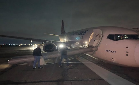 У самолета Стамбул - Одесса при посадке сложилось шасси
