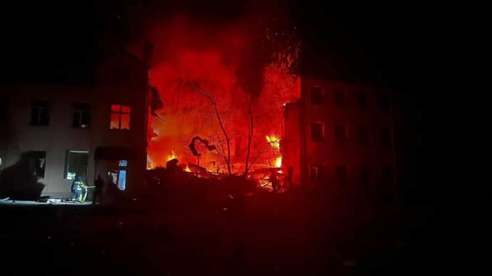 Russian missiles hit Kramatorsk and Sloviansk, one woman dead, people trapped under rubble – photo