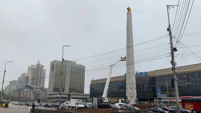В Киеве демонтируют советскую звезду с обелиска на Галицкой площади