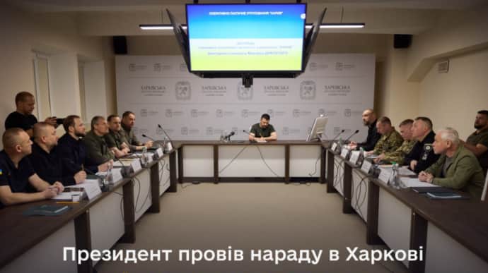 Zelenskyy arrives in Kharkiv and holds operational meeting – video