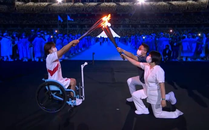 Передача огня паралимпийцам в цепочке передачи олимпийского огня