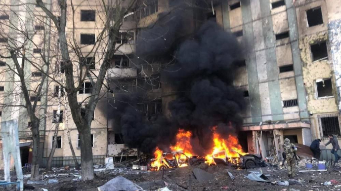 У Києві снаряд прилетів у двір багатоповерхівки: наразі відомо про 5 потерпілих