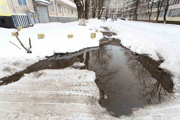 Киев, на Лесном прорвало канализацию 