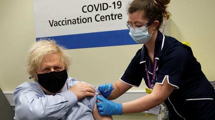 Британский премьер привился вакциной AstraZeneca