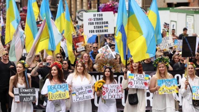 Тысячи людей, в том числе украинцы, участвуют в юбилейном прайде в Лондоне