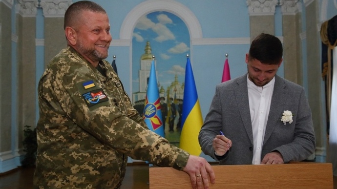 Zaluzhnyi visits soldier's wedding and witnesses marriage