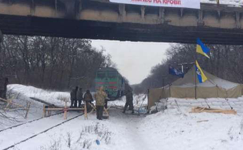 УЗ: На Луганщині відновлено рух поїзда, зупиненого блокадою 