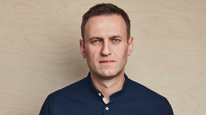 В РФ к аэропорту, куда должен прилететь Навальный, стянули автозаки