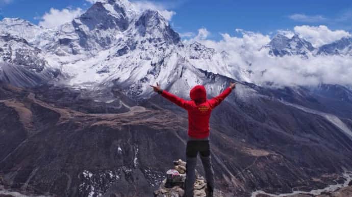 First Ukrainian woman on Everest dedicates her climb to women in Ukraine's Armed Forces – photo