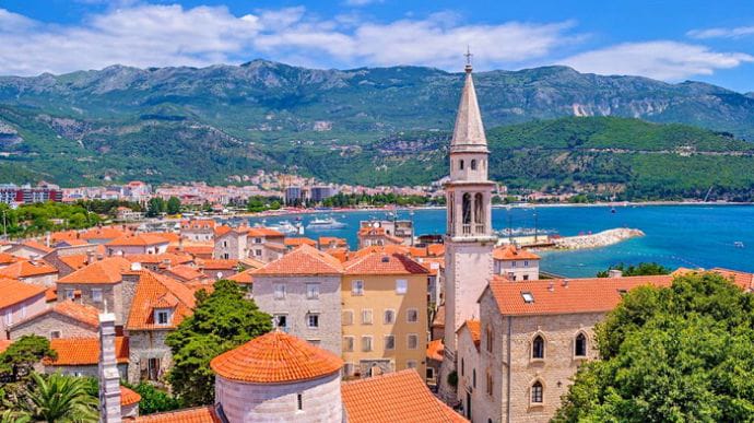 Чорногорія почала вимагати ковід-сертифікат для доступу у ресторани: навіть  у туристів | Українська правда