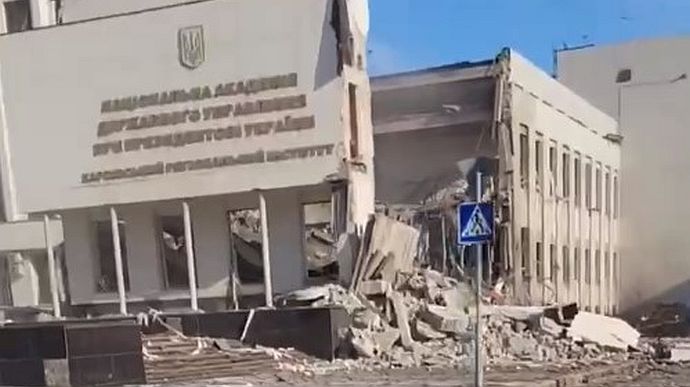 У Харкові зруйновано будівлю Академії держуправління, є загиблий і постраждалі 