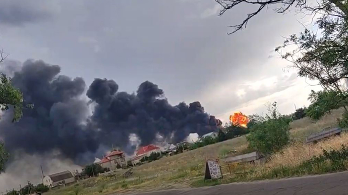 Во временно захваченной россиянами Новой Каховке слышны взрывы и пожар