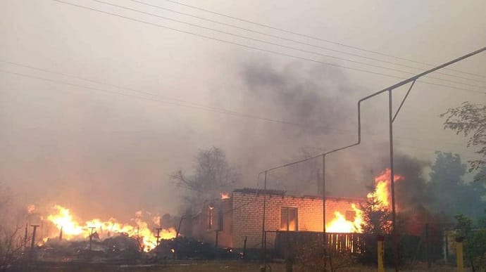Масштабні пожежі на Луганщині: людей евакуюють у школи, навчальний процес призупинили
