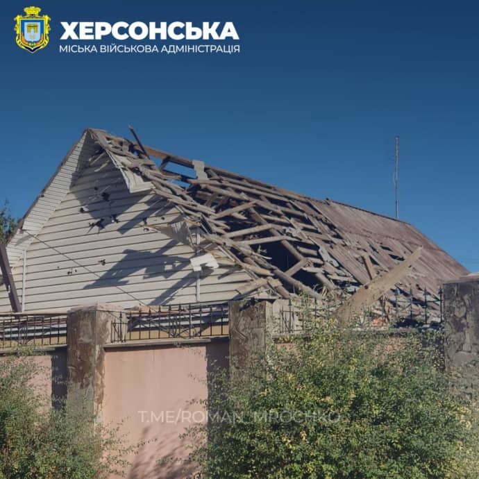 наслідки влучання ворожих снарядів у Корабельному районі Херсона, фото з Telegram Романа Мрочка