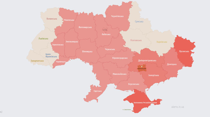 В Україні оголошували масштабну повітряну тривогу: у Миколаєві після вибухів спалахнули пожежі 