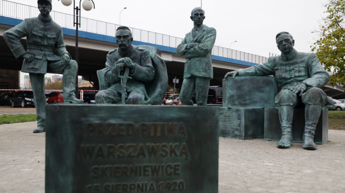 В Польше к 100-летию Варшавской битвы открыли памятник с Петлюрой