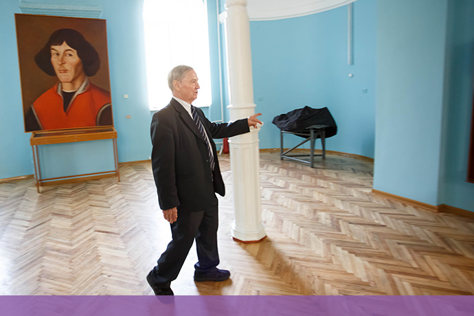 Клим Чурюмов веде до зали із величезним портретом Миколи Коперника і каже: 