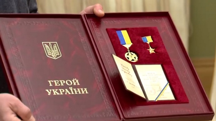 Зеленский присвоил военным Героя Украины и вручил Золотые звезды