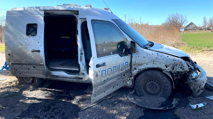 Police cars and cars with volunteers shelled by Russians in Kherson Oblast