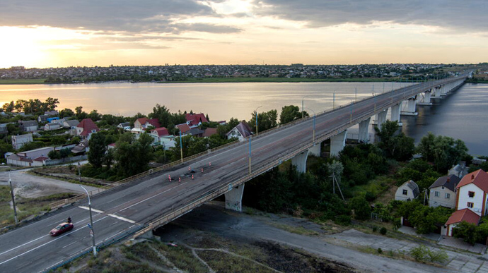 Військові РФ викрали теплохід, щоб перепливати Дніпро біля зруйнованого Антонівського мосту 