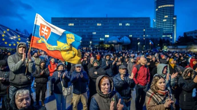 Сотни людей в Братиславе вышли на акцию против пророссийской политики правительства Фицо