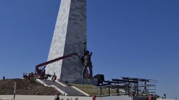 Russian occupiers set Soldier of Victory monument in Donetsk Oblast