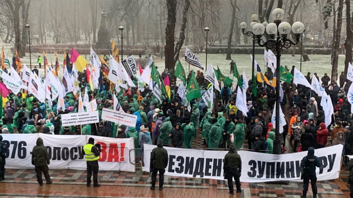 Улицу Грушевского возле ВР заблокировали предприниматели