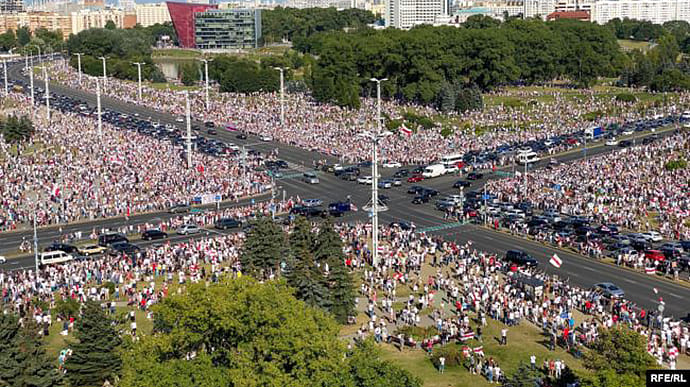 Найбільші протести в історії Білорусі: на вулицях Мінська до 200 тисяч людей