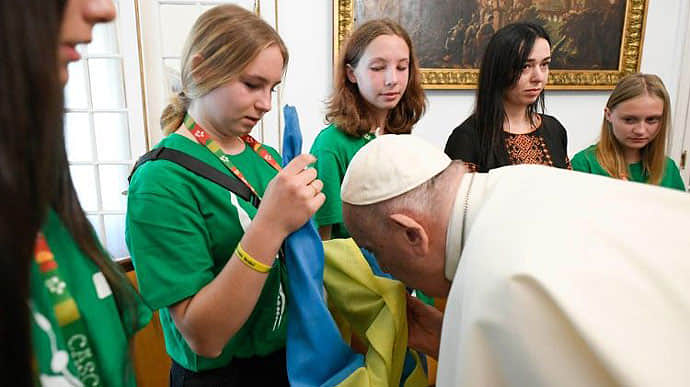 Pope meets young Ukrainians and prays for tormented Ukraine