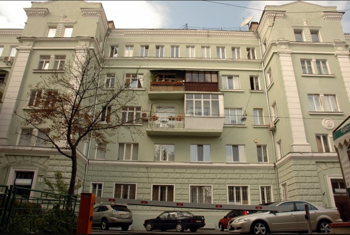Багатоповерхівка із квартирою в Михайлівському провулку