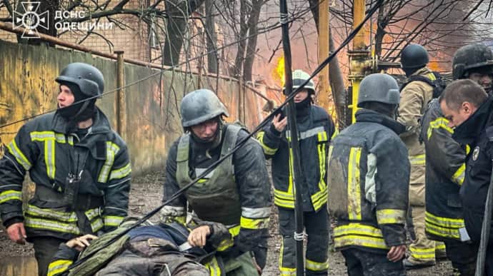 Количество погибших в Одессе возросло - в больнице умер спасатель
