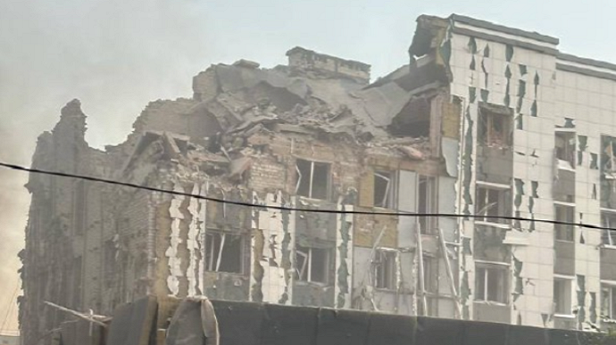 РФ вдарила ракетами по Покровську: пошкоджені багатоповерхівки, є загиблий