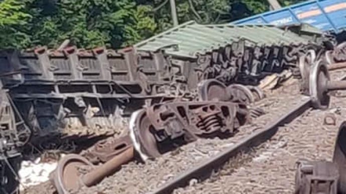 13 вантажних вагонів впали з колії на Львівщині: затримуються потяги