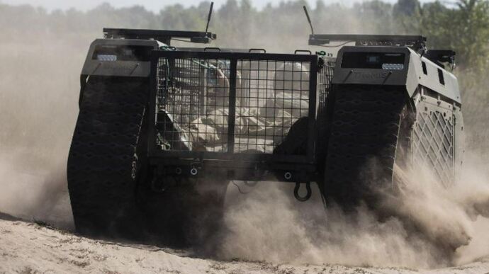 Вироблені в Естонії безпілотні гусеничні бронемашини прибули до України