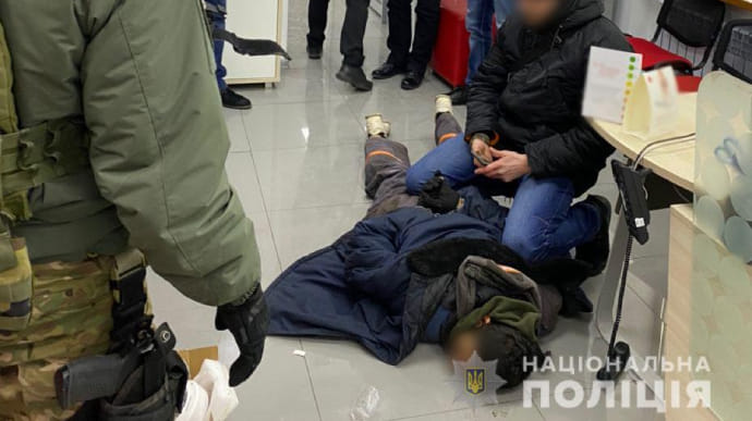 Мужчина захватил заложников в банке в Мариуполе и угрожал взрывчаткой