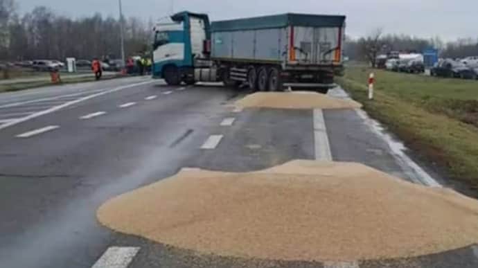 Мінагрополітики: Україна очікує розслідування справи про розсипане зерно у Польщі