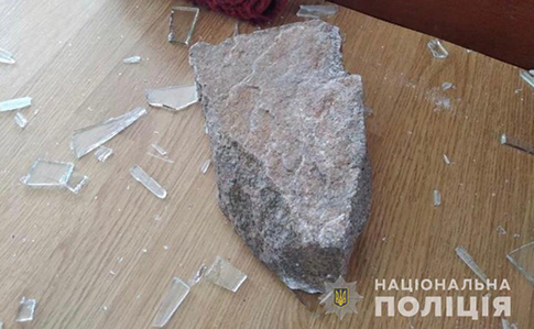 На Киевщине разбили окна в доме журналиста, открыто производство